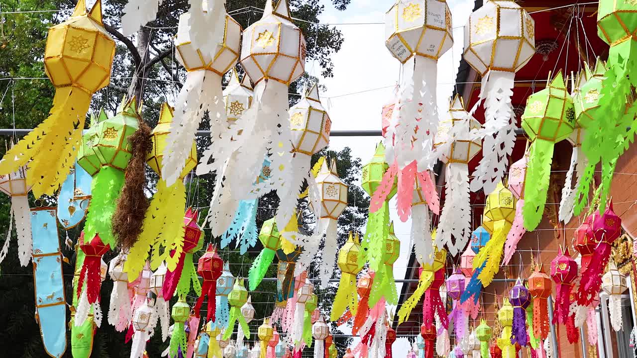 바람에 흔들리는 다채로운 등불