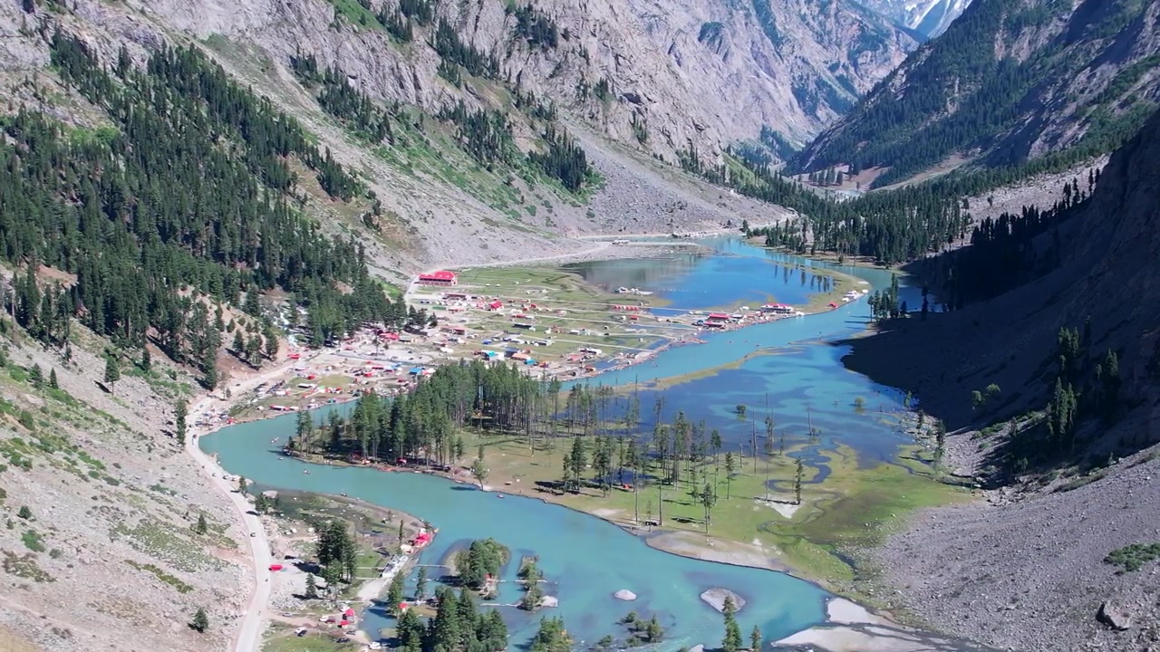 Pakistan'ın Hayber Pahtunhva eyaletindeki Kalam'da, orman ve kamp alanlarıyla bir dağ vadisinden geçen Mahodand Gölü.
