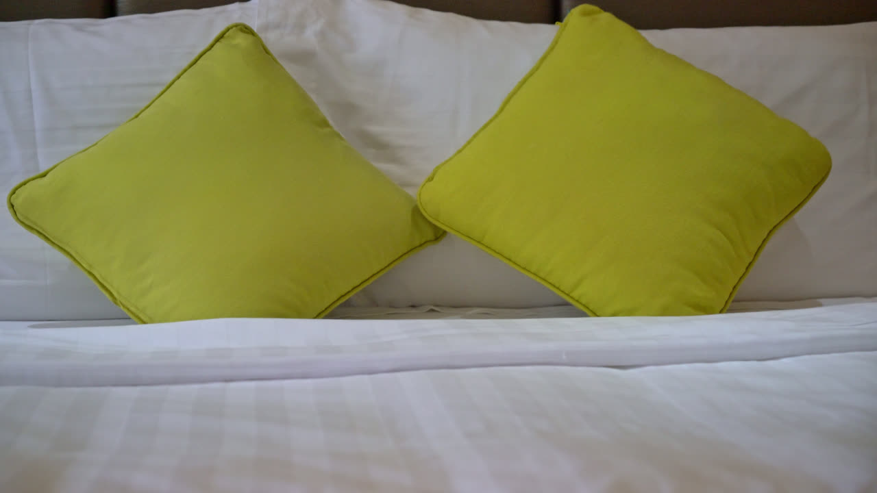 Cómoda decoración de almohadas en la cama en la habitación del hotel