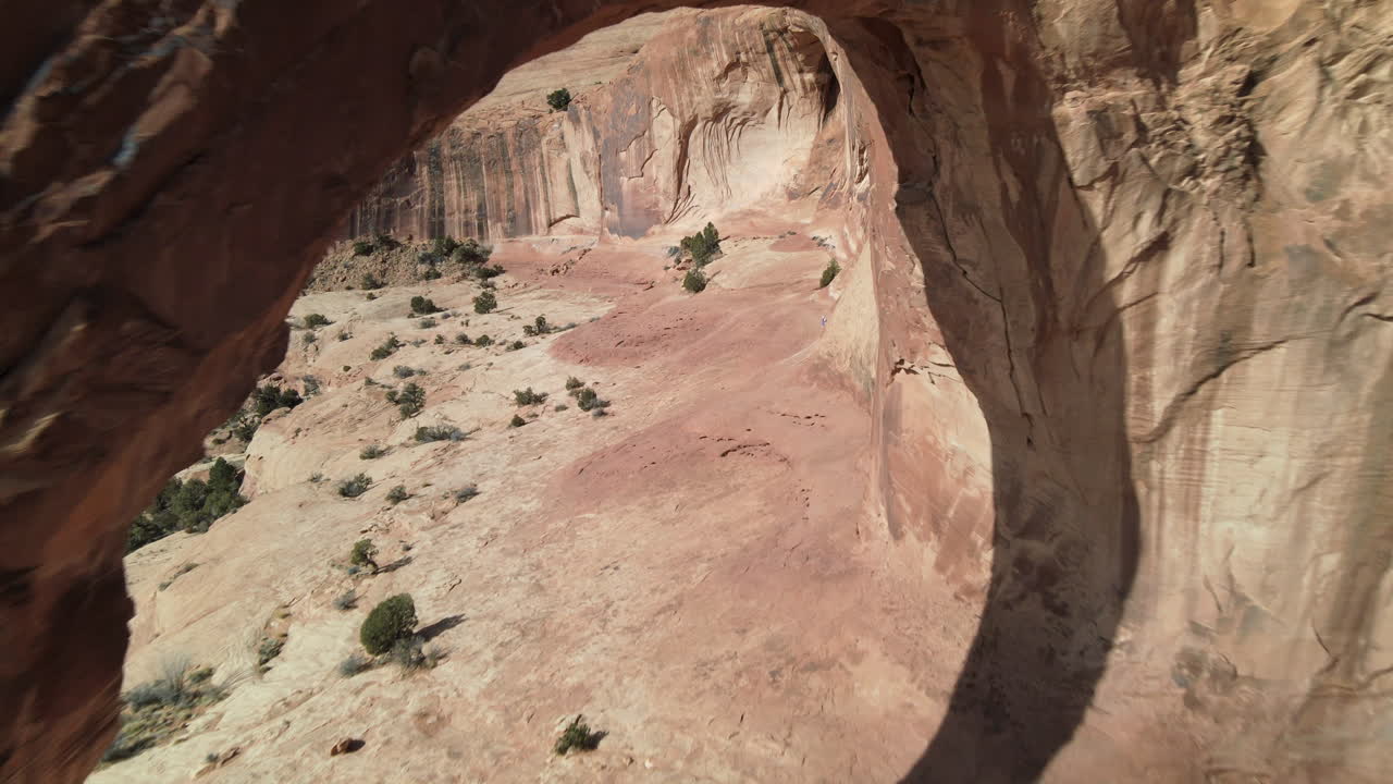 vistas aéreas de drones mientras la cámara vuela a través del arco corona, al oeste de moab, utah