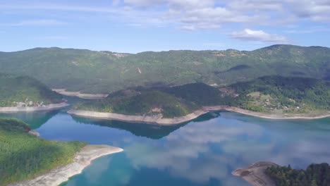 Fantástica-Toma-Panorámica-De-4k-Del-Lago-Zaovine-Y-La-Montaña-Tara,-Antena-De-Día-De-Verano