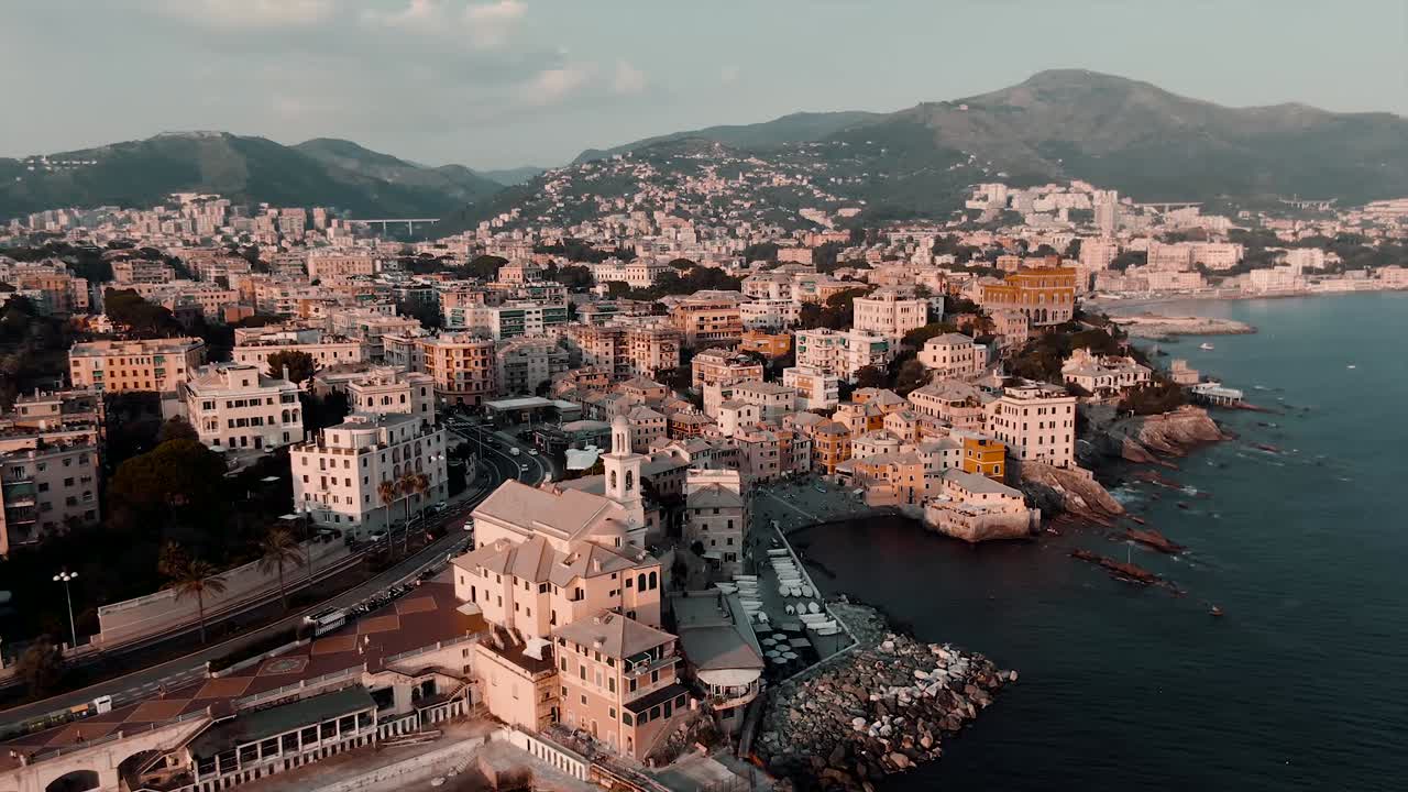 이탈리아 의 아름답고 풍부 한 문화 도시 인 제노아 의 파노라마 풍경 - 공중 사진