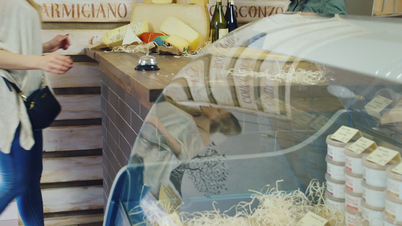 친절한 점원 치즈는 구매자에게 더 큰 치즈에 대해 계산대 뒤에 있어야 한다고 조언합니다.