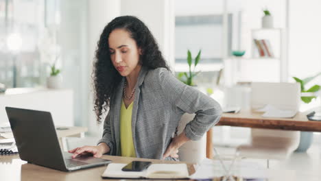 Dolor-De-Espalda,-Oficina-Y-Mujer-De-Negocios-Con-Laptop