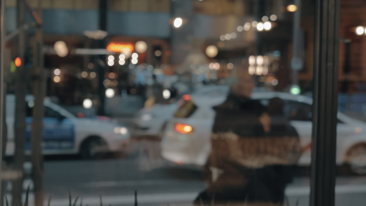 바쁜 저녁 시내 풍경 창문