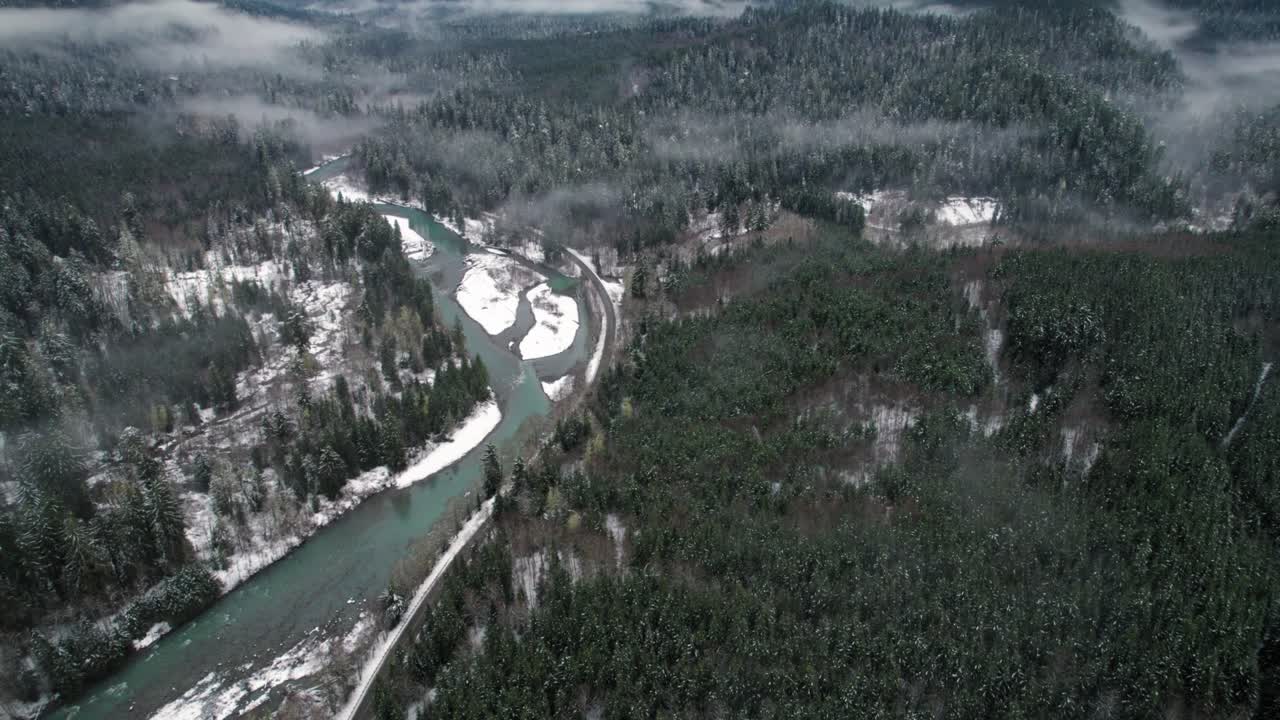 impresionante antena de la autopista de bucle de montaña en la temporada de invierno