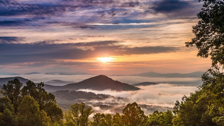 Cinemagraph time-lapse del amanecer en las Montañas Blue Ridge de Carolina del Norte, en Asheville.