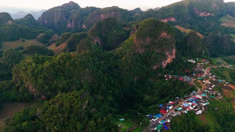 un avión no tripulado vuela sobre el pueblo remoto de ban jabo en la provincia de mae hong son, en el norte de tailandia, hogar de la comunidad de las tribus lahu.