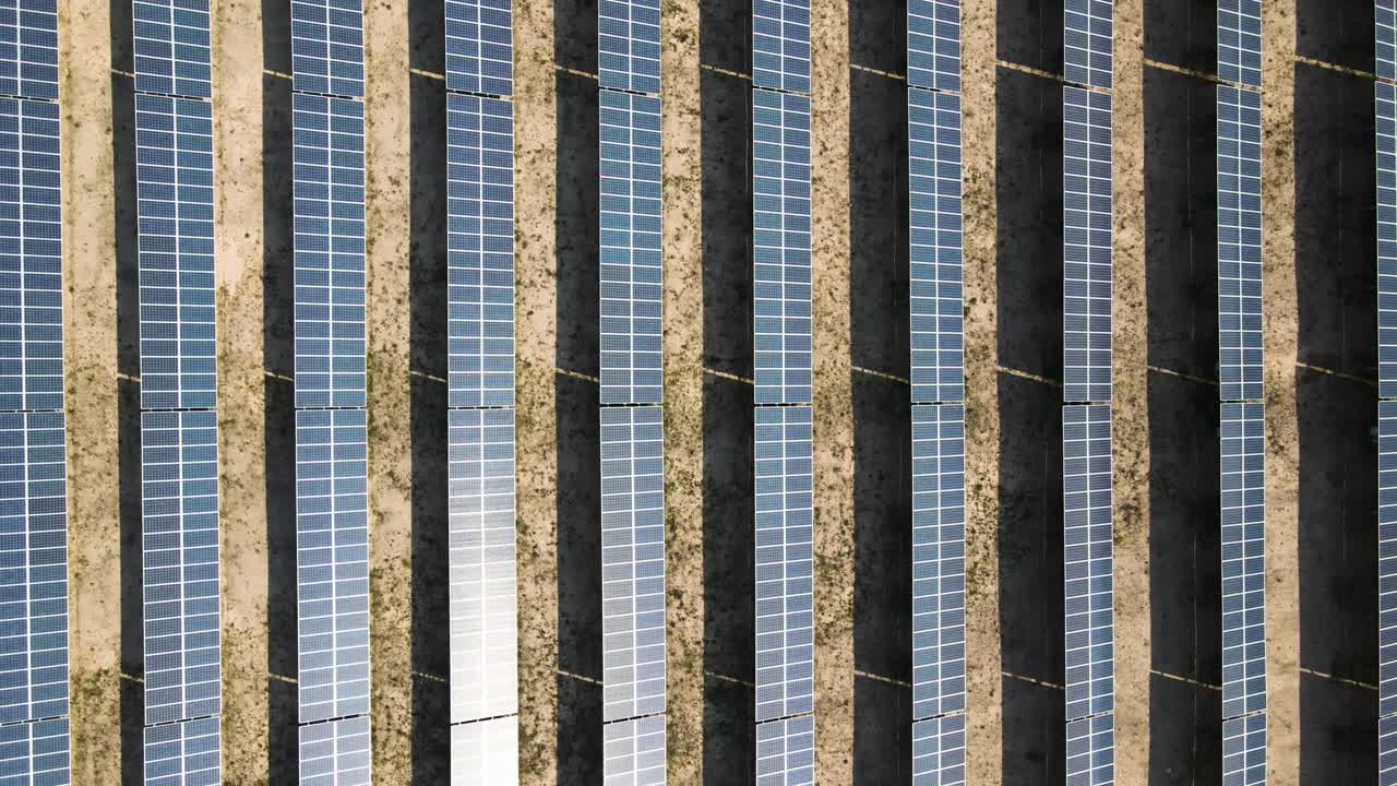 vista de arriba hacia abajo de la planta de energía de paneles solares en el desierto