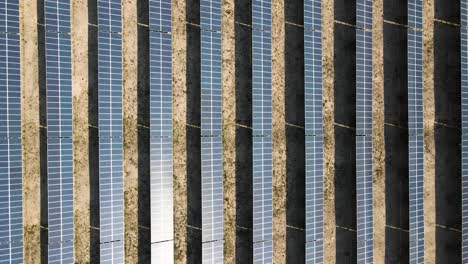 vista de arriba hacia abajo de la planta de energía de paneles solares en el desierto