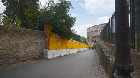 Punto-De-Vista-Inmersivo-En-Roma:-Moverse-Por-Calles-Concurridas-Hasta-Chiesa-Santi-Luca-E-Martina,-Italia,-Europa,-Caminar,-Tembloroso,-4k-|-Multitud-En-La-Distancia-A-Lo-Largo-Del-Camino-Frente-Al-Coliseo