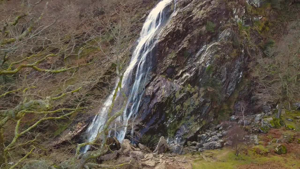 Vista aerea di una splendida cascata che precipita da una scogliera rocciosa