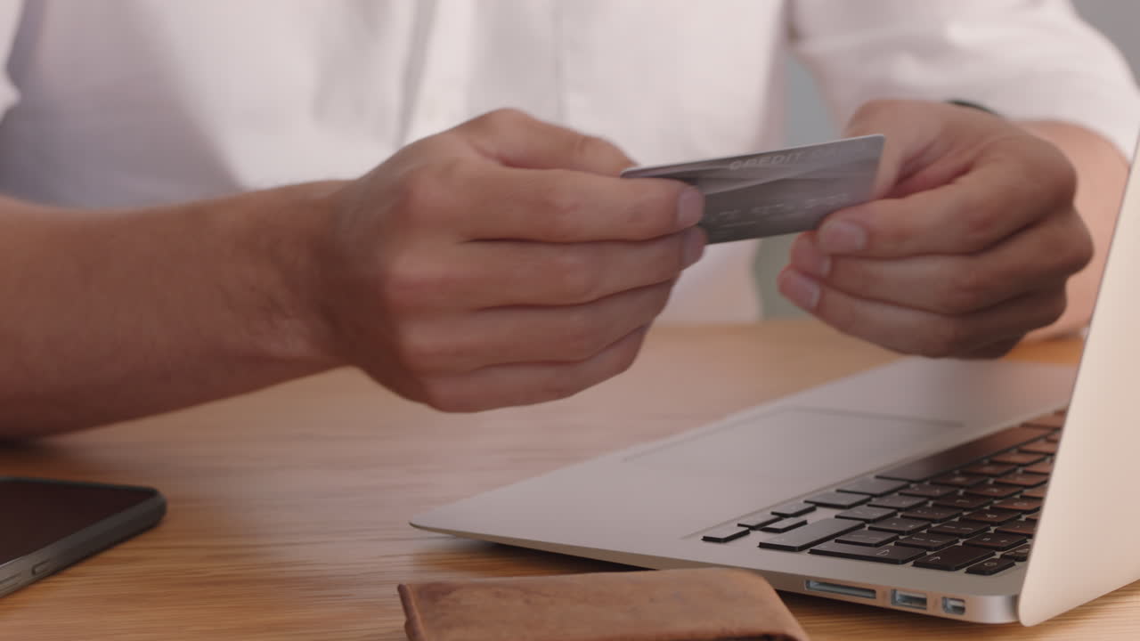 cerrar las manos usando computadora portátil compras en línea gastar dinero en tarjetas de crédito aplicación bancaria con moneda digital disfrutando de libertad financiera