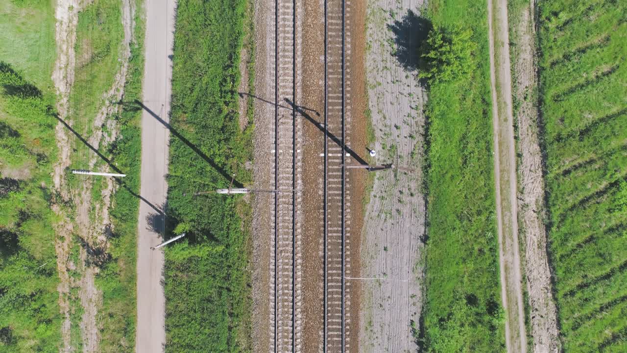 전기화 된 철도 트랙: 카메라가 철도 방향을 따라 움직입니다.