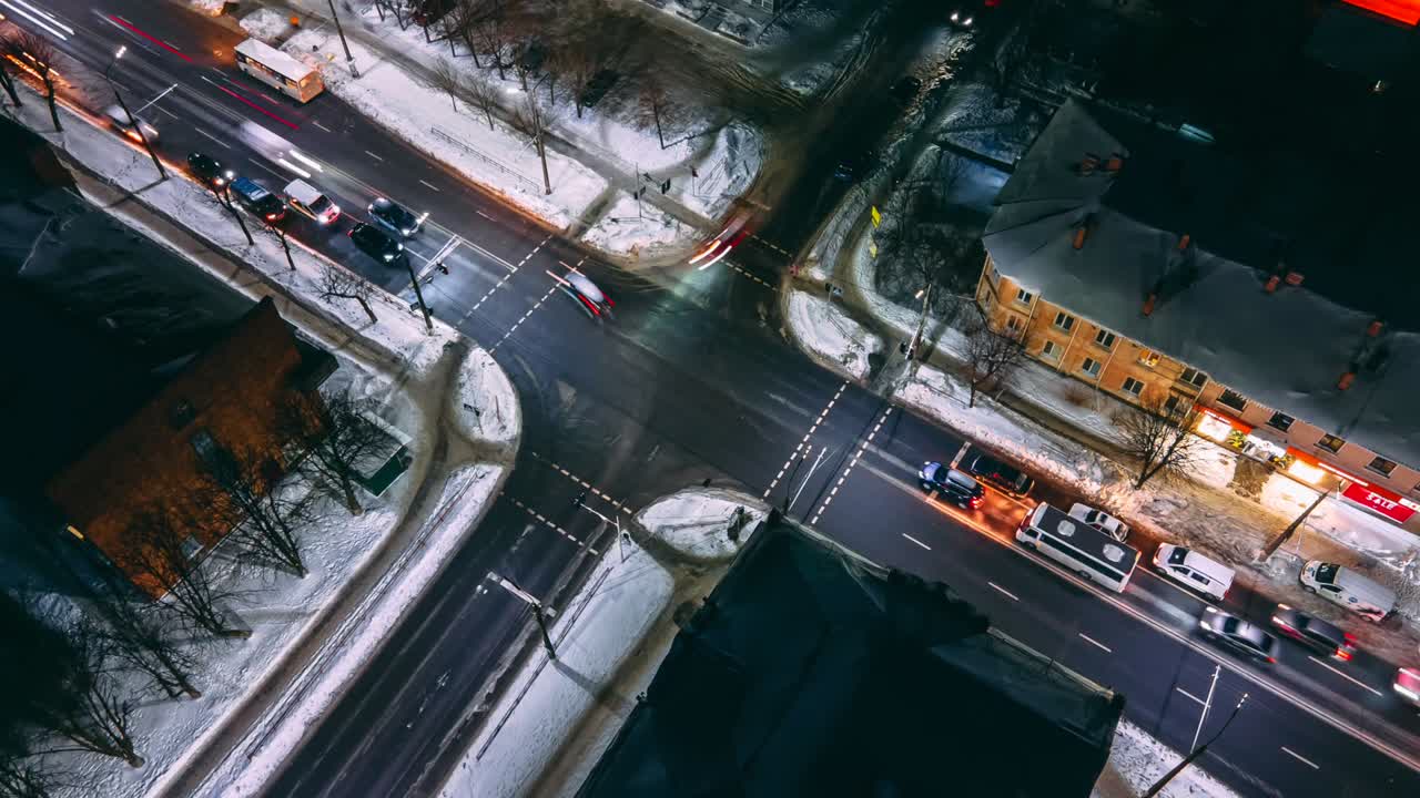 작은 유럽 도시에서 원형 자동차와 함께 작은 교차로의 4k 공중 시각 밤 타임 스