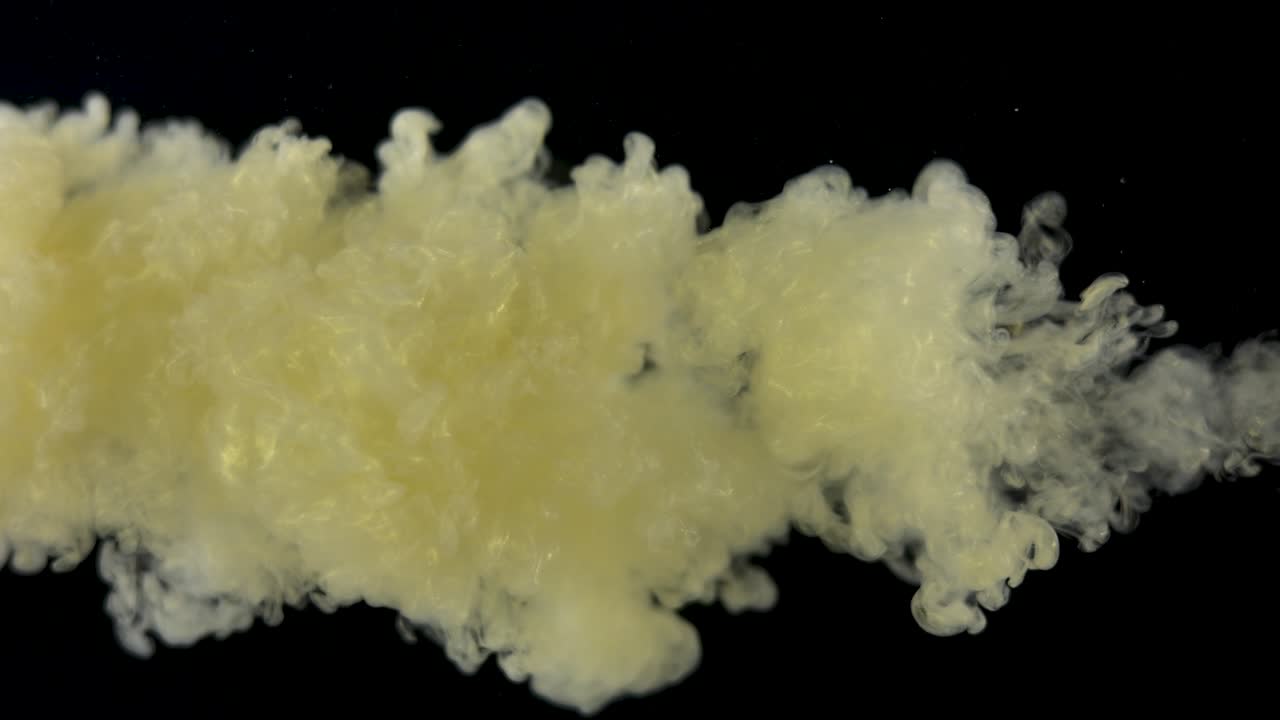 Vernice dorata nell'acqua