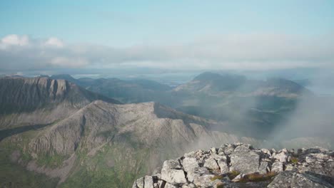 Tenues-Nubes-Sobre-La-Cresta-De-La-Montaña-Rocosa-Vista-Desde-El-Pico-Lonketinden-En-La-Isla-Senja,-Noruega