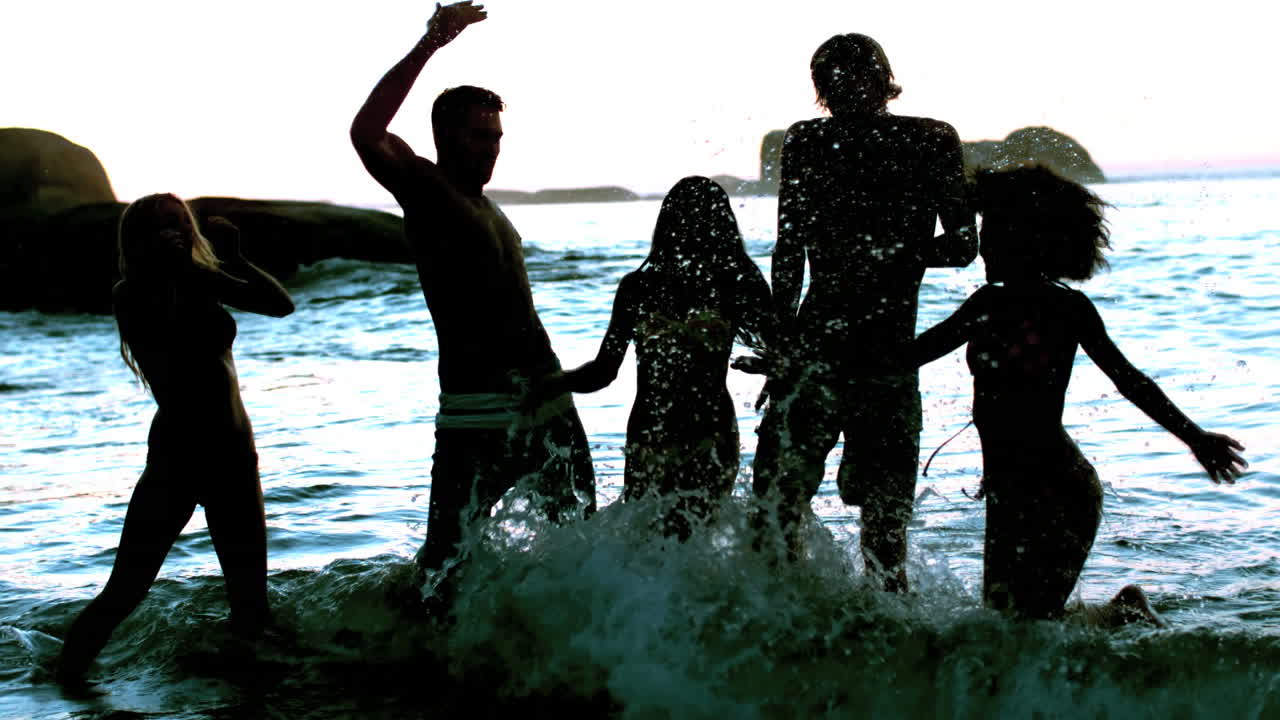 친구들이 바다를 즐기고 있습니다.