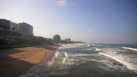 人們在 umhlanga 海灘上散步