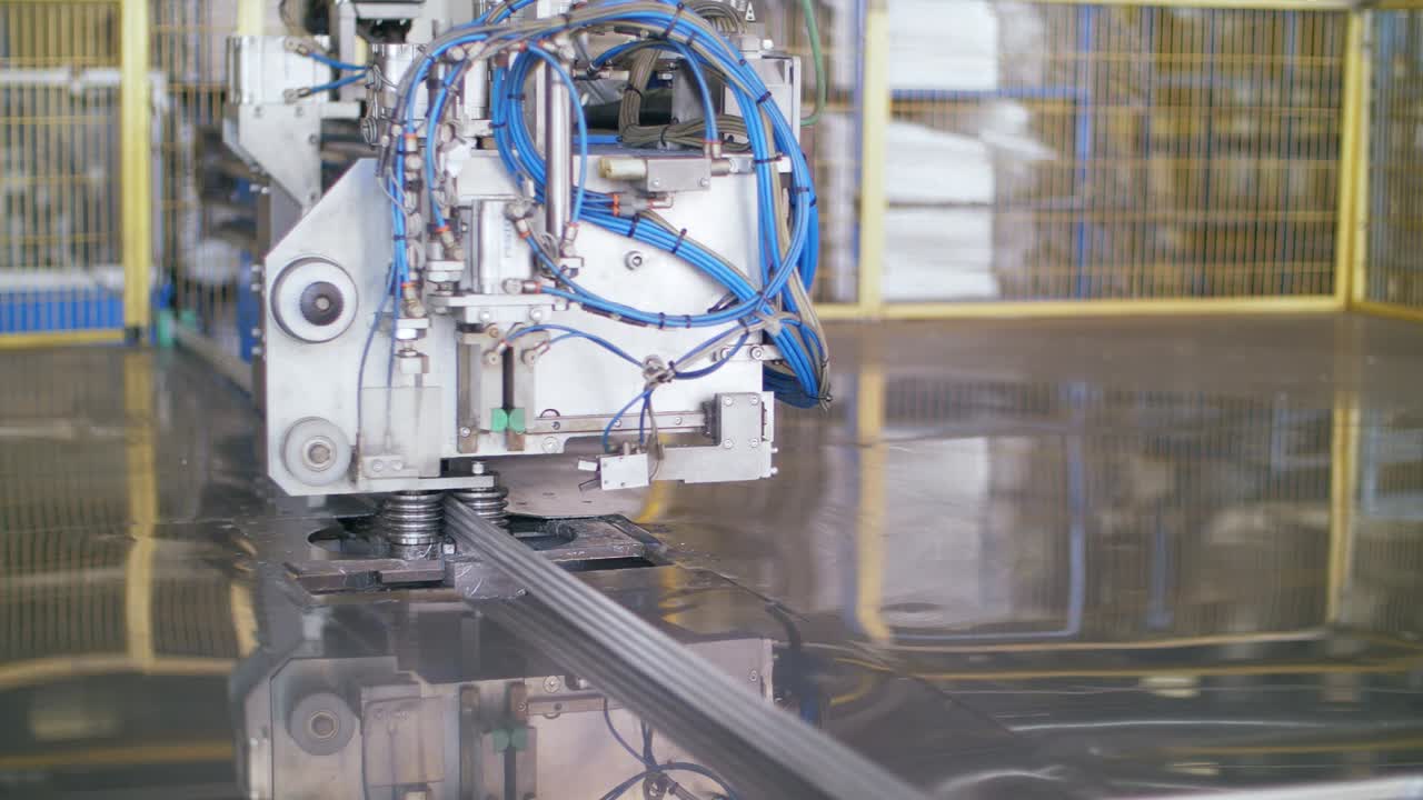 máquinas industriales de procesamiento de barras metálicas en la planta de producción de electrodomésticos