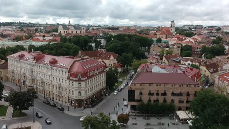 Luftaufnahme,-Die-Sich-Seitlich-über-Die-Straßen-Von-Vilna,-Litauen,-Bewegt