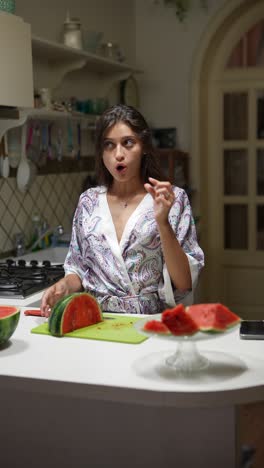 mujer cortando sandía en la cocina