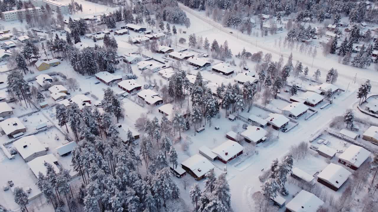 추운 겨울날 여러 개의 단독 주택