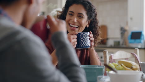 Hermosa-Mujer-Feliz-Tomando-Café-Charlando-Con-Su-Marido-En-Casa-Disfrutando-De-Una-Conversación-En-La-Cocina-Durante-El-Desayuno