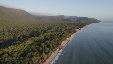 Paisaje-Marino-Tranquilo-En-La-Playa-De-Wangetti-En-El-Norte-De-Queensland,-Australia---Disparo-De-Drones