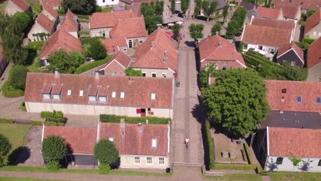 Toma-Aérea-Del-Centro-De-Bourtange-Groningen-Con-Gente-En-Bicicleta,-Aérea