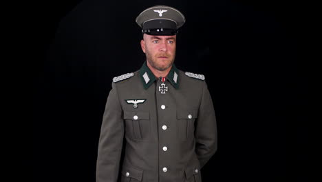 retrato de un oficial alemán del ejército wehrmacht de la segunda guerra mundial dando órdenes y señalando con el dedo