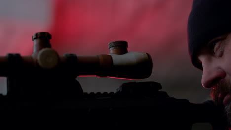 asesino con un rifle moderno. un francotirador profesional apuntando al objetivo con un arma de fuego.