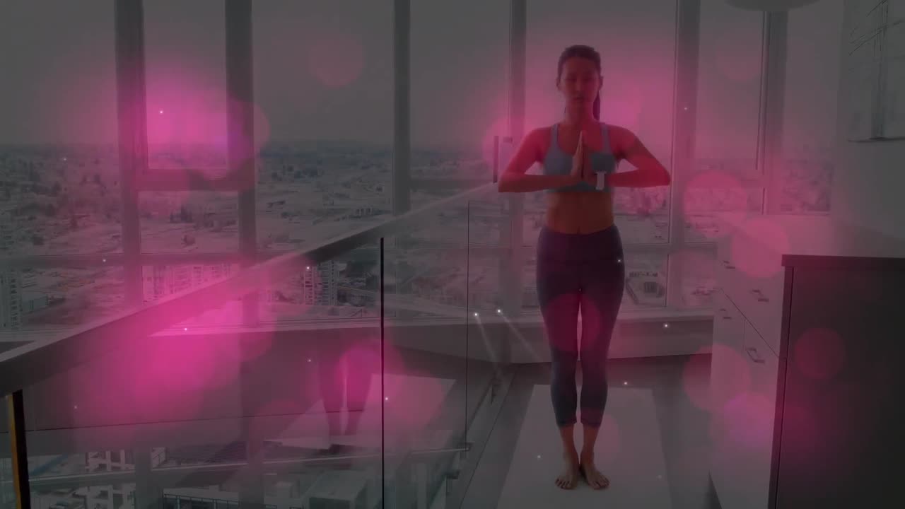 animación de manchas rosadas brillantes sobre una mujer asiática en forma practicando yoga en casa.
