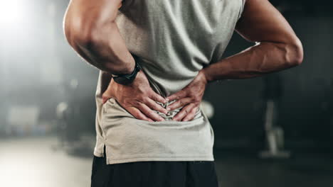 fitness, dolor de espalda y manos de hombre en el gimnasio