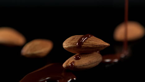 el chocolate derretido se vierte sobre las almendras.