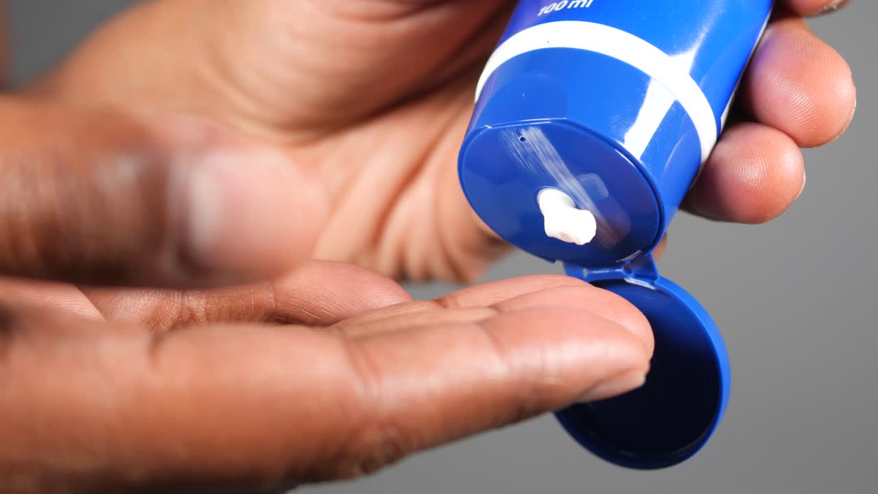 aplicación de crema en las manos