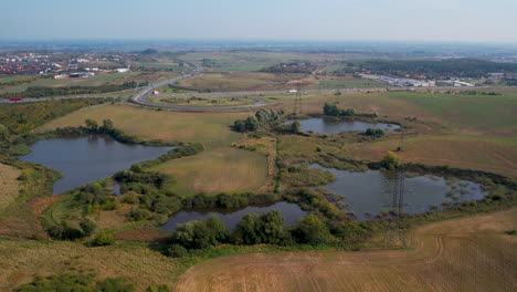 Vista-Aérea-Del-Pantano-En-Los-Campos-Cerca-De-La-Autopista-S6-En-El-Pueblo-De-Jankowo-Gdanskie-En-Polonia