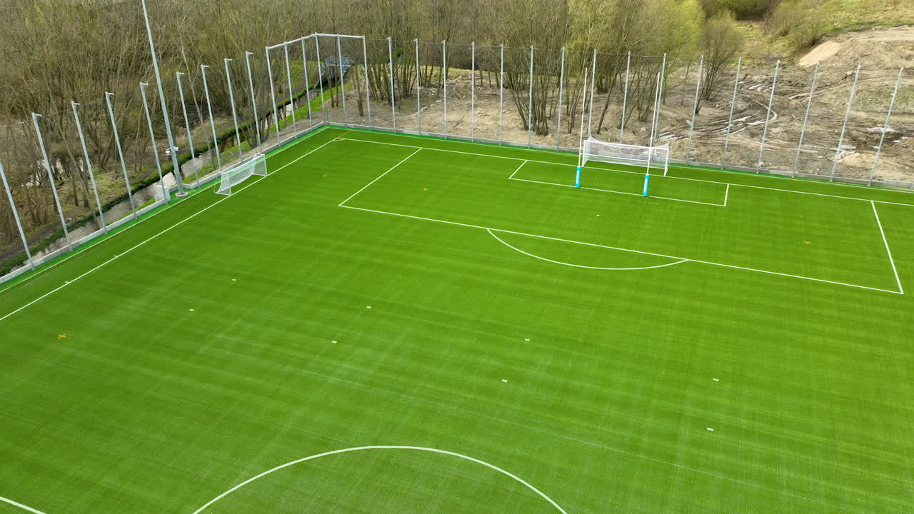 Vista aérea de campo de futebol verde vazio na Polônia