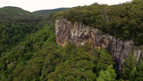 Antena-Sobre-El-Acantilado-En-El-Twin-Falls-Walk,-El-Parque-Nacional-Springbrook,-El-Interior-De-Gold-Coast,-Queensland,-Australia