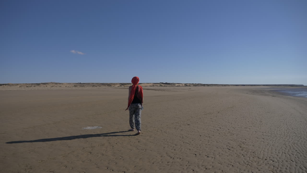 모로코 사막의 저 멀리 걸어가다