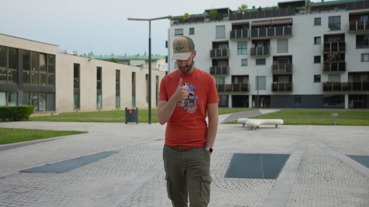 influencer comprobando insta360 go 3 está pegado a la camiseta y caminando hacia la grabación de la cámara