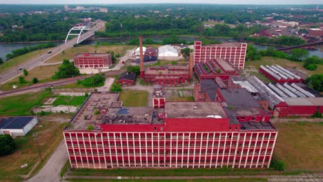 bajando la antena de un dramático edificio rojo abandonado con una fuerte simetría y patrón
