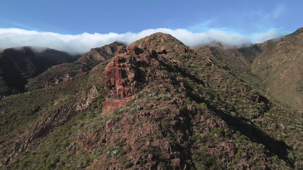 dolly aéreo de reenvío de grandes formaciones rocosas en las nubes, montañas de anaga españa