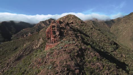 Dolly-Aéreo-De-Reenvío-De-Grandes-Formaciones-Rocosas-En-Las-Nubes,-Montañas-De-Anaga-España