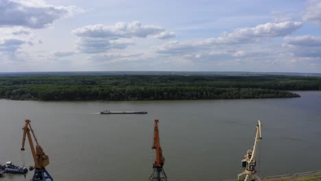 barco navegando en el río danubio