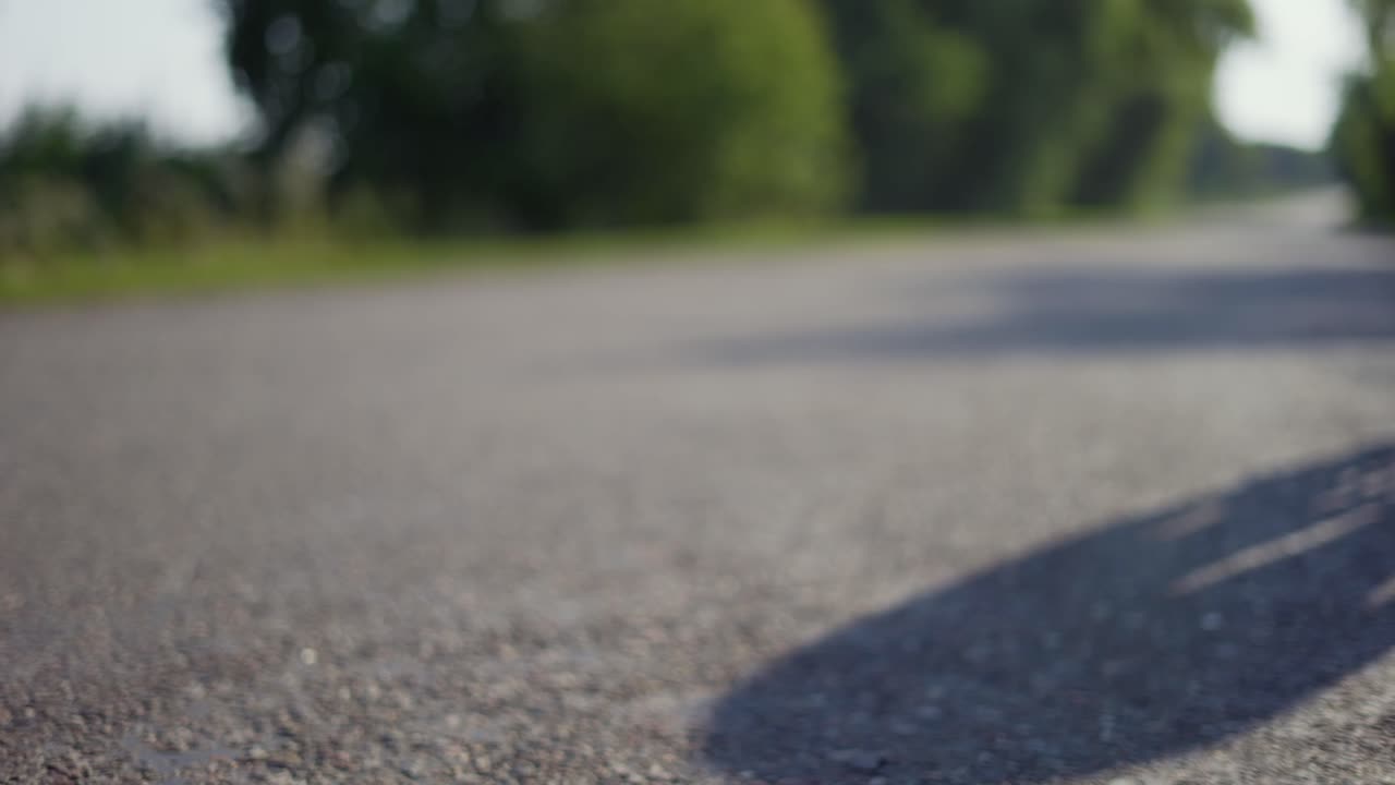 눈에 띄지 않는 자전거 타는 사람, 클로즈업