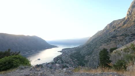 Ciudad-De-Kotor-Desde-Arriba-De-Una-Gran-Colina