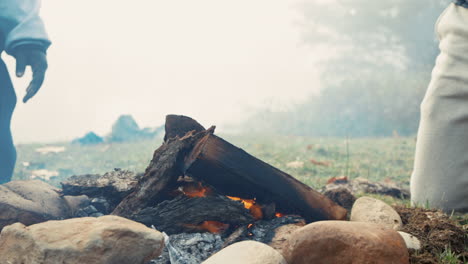 Feuer,-Camping-Und-Natur-Mit-Holzverbrennung
