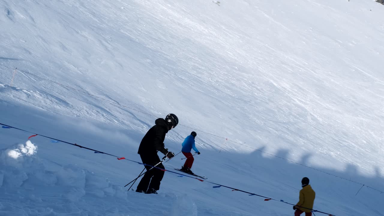 눈 인 경사 에 있는 스키 선수 들