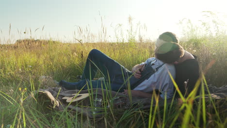 una pareja en una cita en un campo de flores.